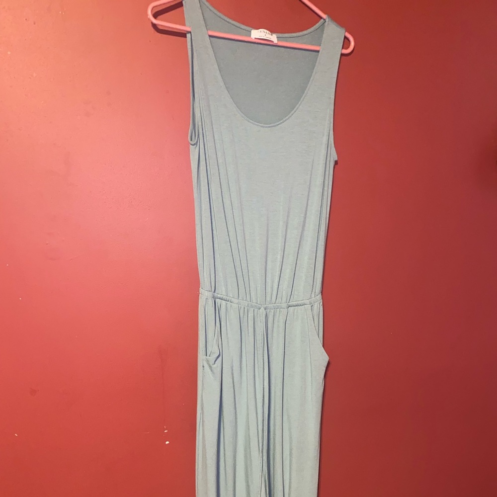 Zenana jumpsuit size small has pockets little tie in front.